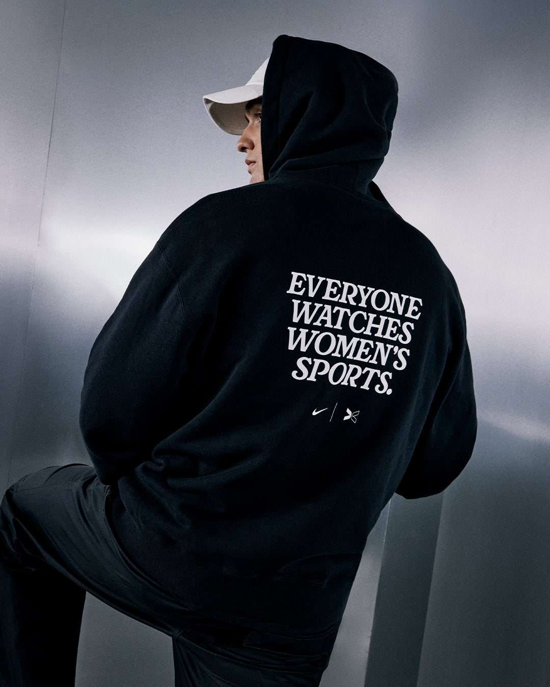 HIIT LISTEN TO TW HOODIE パーカー ブラック Everyone Watches Women's Sports™ Black Hoodie – Togethxr